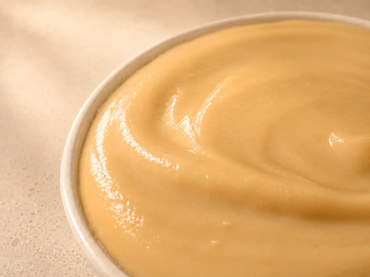 Dettaglio della consistenza vellutata della crema di mandorle
