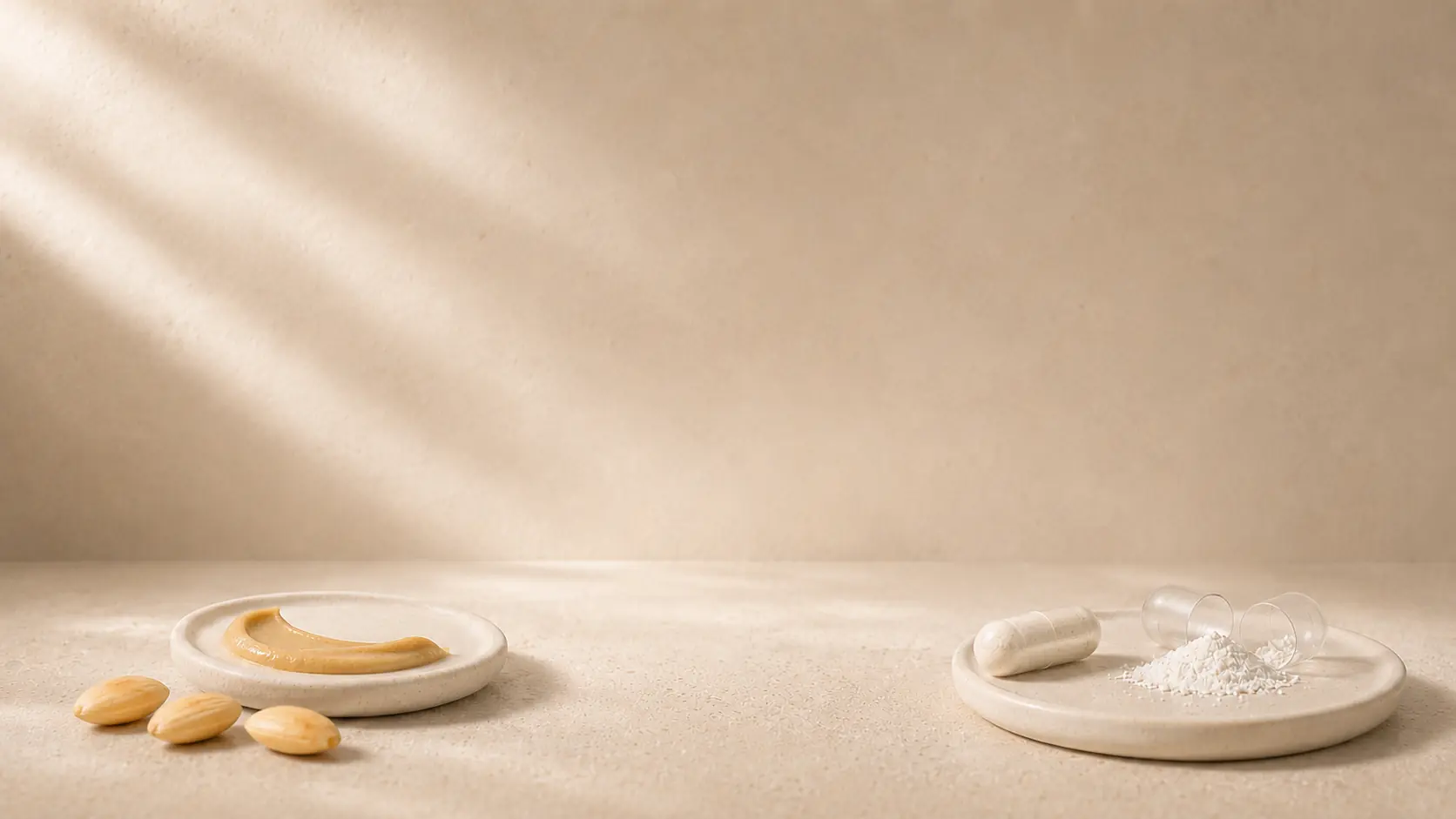 Mandorle, crema di mandorle, capsule vegetali e polvere su ceramica chiara